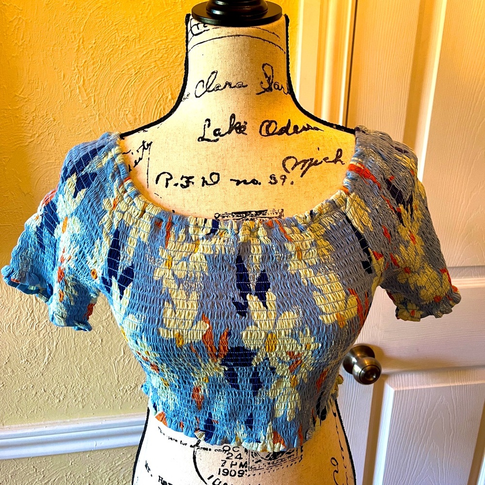 Angie Blue Floral Stretch Crop Top Summer Casual Peasant Boho Size L Large NWT